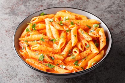 Penne rigate en salsa rosa, mitad fileto y mitad crema