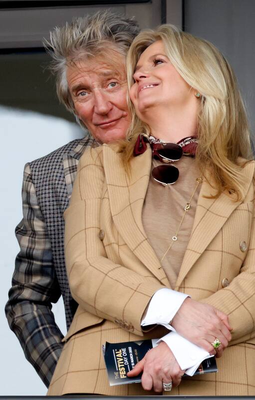Penny Lancaster junto a Rod Stewart, quien llegó a la Argentina para brindar un show esta noche en GEBA