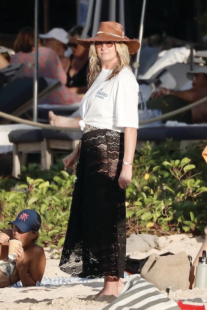 Penny Lancaster
lució una remera de
La Guérite Beach,
el exclusivo club
de playa en el que
pasaron unos días
soñados, y una
pollera larga de
encaje que dejaba
ver su traje de
baño animal print.