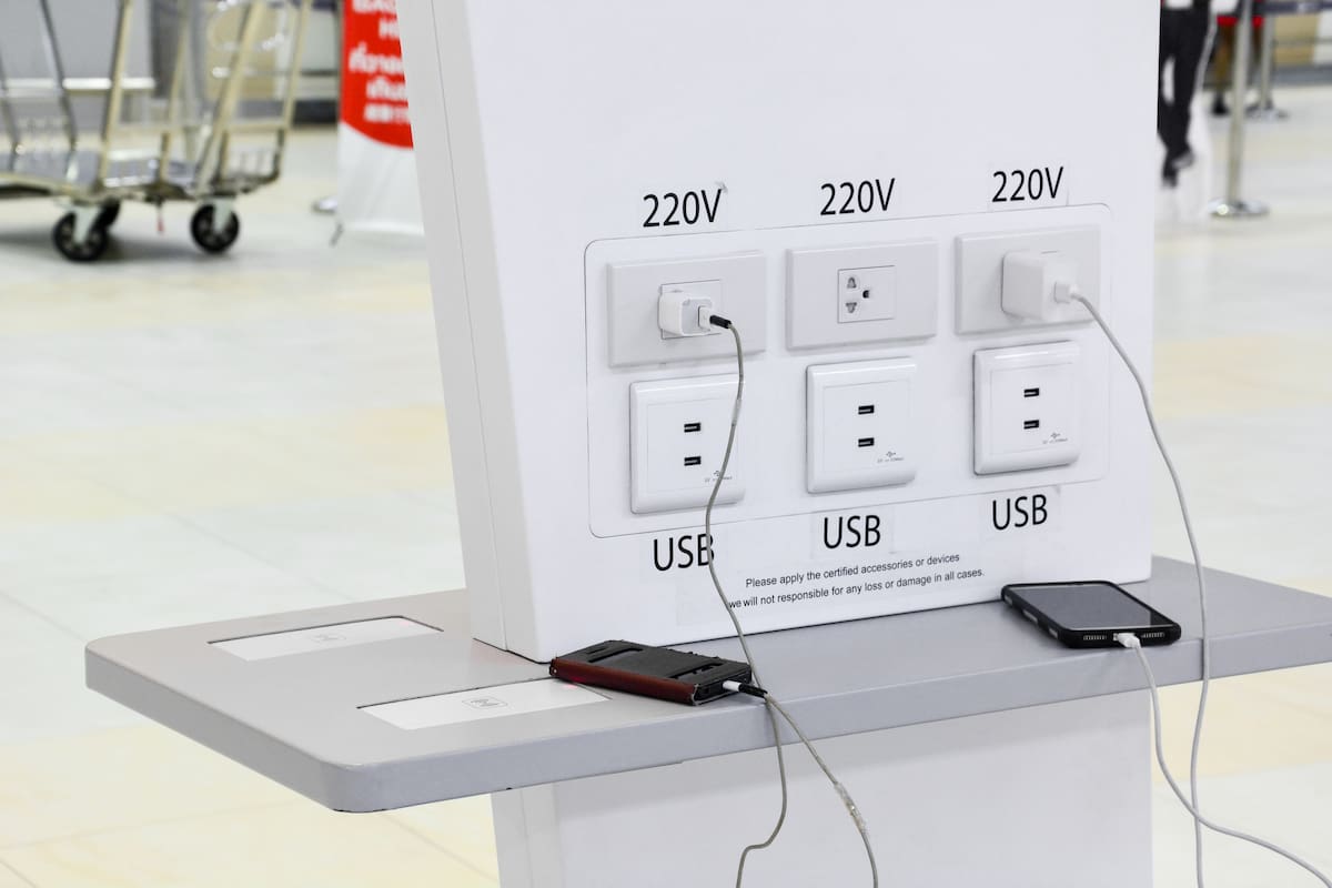 Pensá dos veces antes de enchufar tu teléfono móvil en el conector USB de los aeropuertos o en las estaciones de cortesía: podrías terminar con tu cuenta bancaria vacía o víctima de robo de identidad