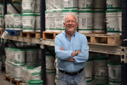 Pensaba ser empleado toda su vida, pero lo echaron y en 2002 fundó la empresa de materiales para la construcción Anclaflex