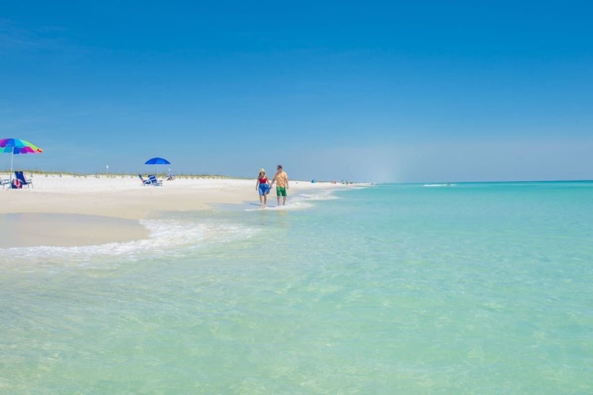 Pensacola Beach analiza nuevas reglas para ordenar los alquileres vacacionales ante los reclamos de residentes permanentes