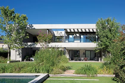 “Pensada como un gran volumen de hormigón puro, la arquitectura se va desmaterializando en amplias aberturas para integrar el verde", nos decía la arq. María Medina, responsable del desarrollo técnico de obra.