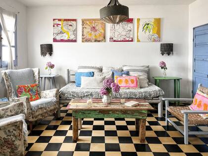 Pensada para alquilarse, su equipamiento es sencillo y de bajo mantenimiento, como los sillones de madera y cardo trenzado del living combinados con otros dos, antiguos, de una feria de Maldonado.