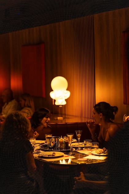 “Pensamos platitos para los que quieren picar y emparejar con el alcohol, pero también una propuesta de gastronomía completa", señala Germán Sitz, en Víctor Audio Bar