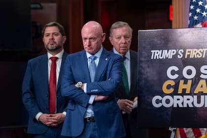 Pentágono apela orden que impide castigar a senador Mark Kelly por llamar a soldados a ignorar órden