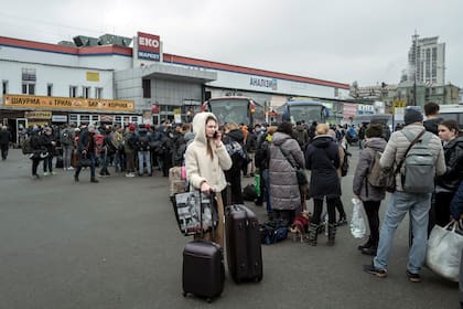 Filas en la terminal de ómnibus de Kiev para abandonar la capital