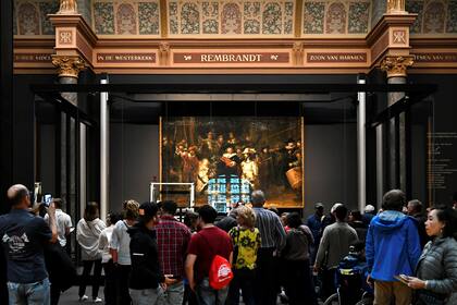 Los visitantes del Rijksmuseum en Amsterdam observan, detrás de un vidrio, el comienzo de los trabajos de restauración. REUTERS