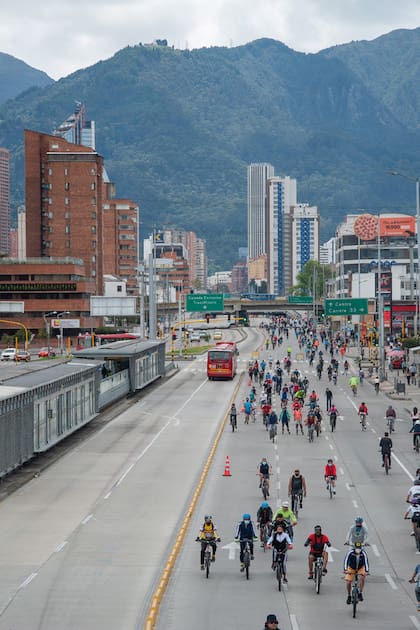 Un domingo en una ciclovía ampliada de Bogotá, Colombia