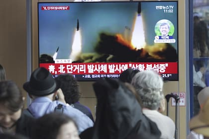 La televisión surcoreana muestra el lanzamiento de misiles de Corea del Norte en el hall de la estación de trenes de Seúl