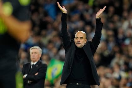Pep Guardiola aplaude a sus dirigidos durante el cotejo por la semifinal de la Champions; detrás, la resignación de Carlo Ancelotti