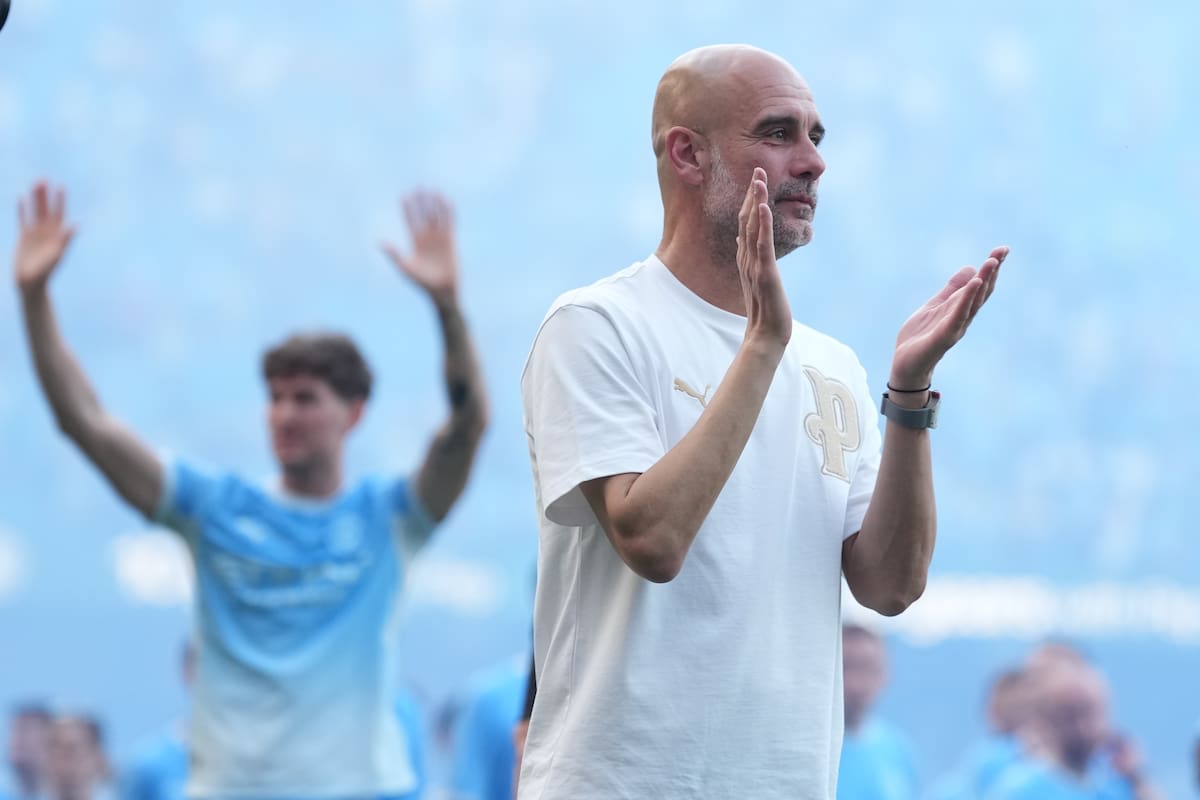 Pep Guardiola aplaudiendo a los hinchas del City tras su último partido, en mayo pasado: dirigió a Manchester durante una década y conquistó 20 trofeos