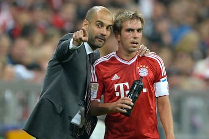 Pep Guardiola con Phillip Lahm; mientras convivieron en Bayern Munich, el DT lo llegó a ubicar en ocho puestos distintos pensando en lo que el equipo necesitaba del lateral alemán en ese momento