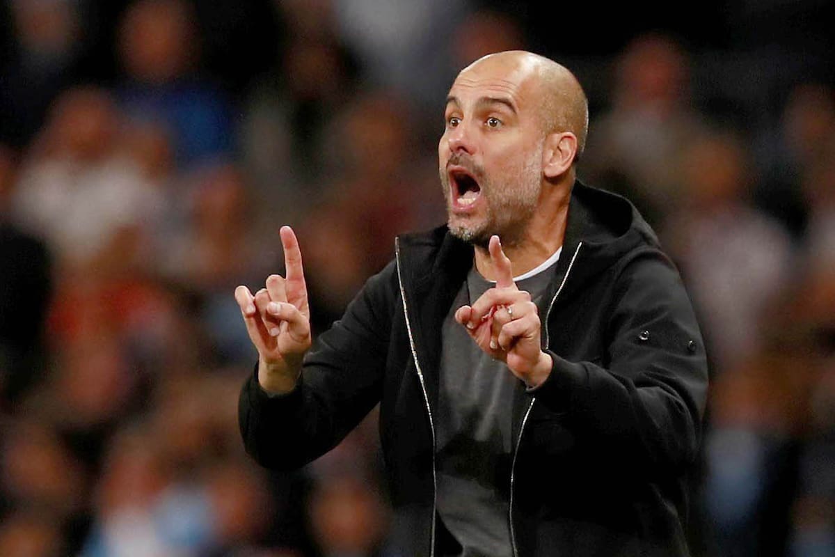 Pep Guardiola dirigiendo a Manchester City