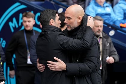 Pep Guardiola (DT de Manchester City) saluda Mikel Arteta, entrenador de Arsenal y excolaborador suyo, en el partido disputado que finalizó 0-0 por la Premier League