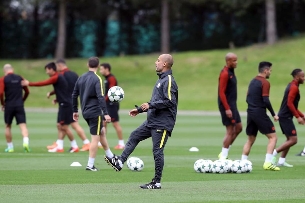 Pep Guardiola en un entrenamiento con el City