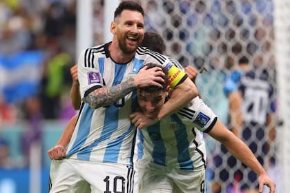 Pep Guardiola encuentra similitudes entre Leo Messi y Julián Álvarez, dos de sus mimados