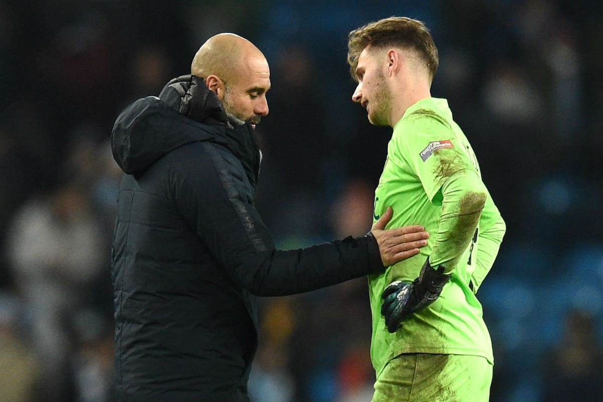 Pep Guardiola junto a Bradley Collins, el arquero de Burton Albion