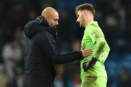 Pep Guardiola junto a Bradley Collins, el arquero de Burton Albion
