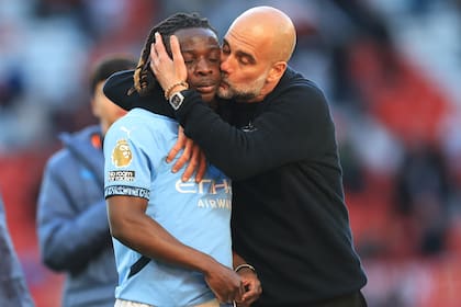Puro afecto: Pep Guardiola saluda a Jeremy Doku, su última debilidad