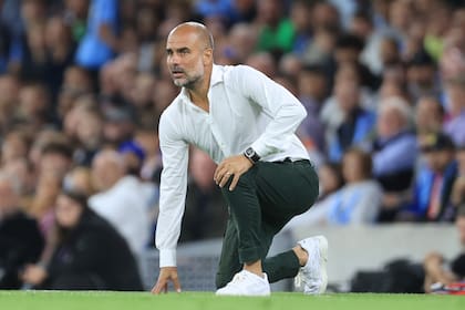Pep Guardiola observa el partido: el City volvió a golear
