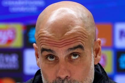 Pep Guardiola, pensativo en la curiosa conferencia de prensa