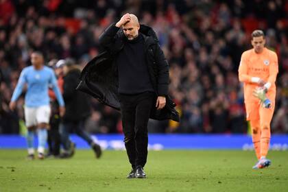 Pep Guardiola se lamenta tras una de las últimas caídas de Manchester City; busca levantar vuelo