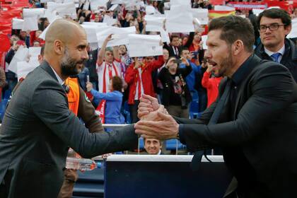 Pep Guardiola y Diego Simeone en el saludo previo a la disputa de la UEFA Champions League