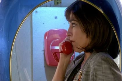 Pepa no puede ver un teléfono sin ceder al impulso de llamar a Iván.