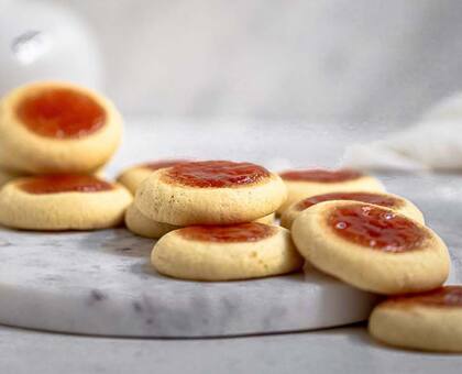 Pepas o pepitas con dulce de membrillo.