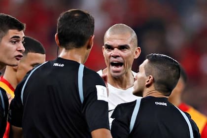 Pepe y su bronca con el árbitro argentino Facundo Tello durante el partido de cuartos de final entre Portugal y Marruecos
