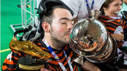 Pepe besa la copa de la victoria