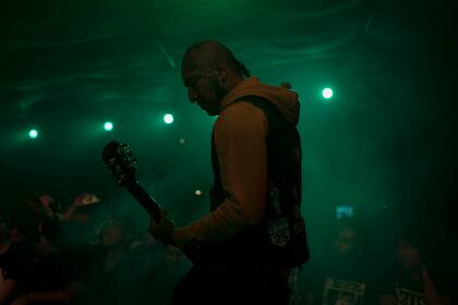 Pepe, de la banda mexicana de punk Seguimos Perdiendo, durante su presentación en uno de los últimos fines de semana activos del centro contracultural Multiforo Alicia en la Ciudad de México el viernes 17 de febrero de 2023. Después de 27 años el Multiforo Cultural Alicia cerró sus puertas para siempre. Para algunos, marcó el final de una era y el costo de la gentrificación en la ciudad en los últimos años. (Foto AP/Eduardo Verdugo)