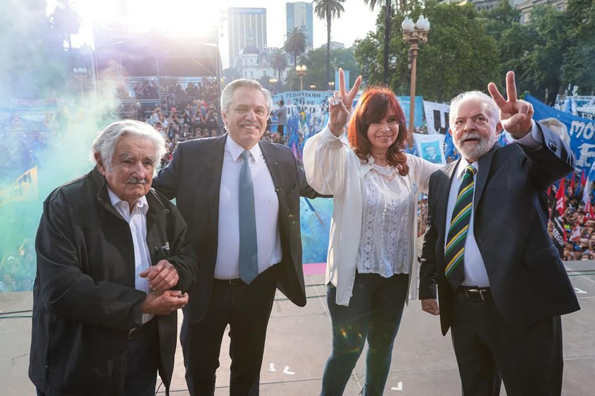 Pepe Mujica, Alberto Fernández, Cristina Kirchner y Lula da Silva, en un acto en la Plaza de Mayo