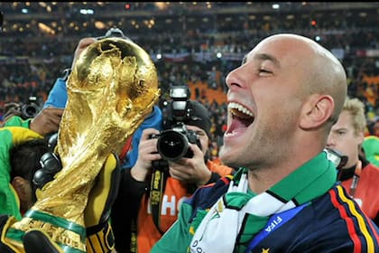 Pepe Reina levanta el trofeo en Sudáfrica 2010: campeón mundial con España