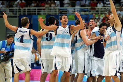 Pepe Sánchez, Gaby Fernández, Manu Ginóbili, Chapu Nocioni, Walter Herrmann, Hugo Sconochini y Fabricio Oberto en el festejo en Atenas 2004: la Argentina se coronaba campeona olímpica de básquetbol.