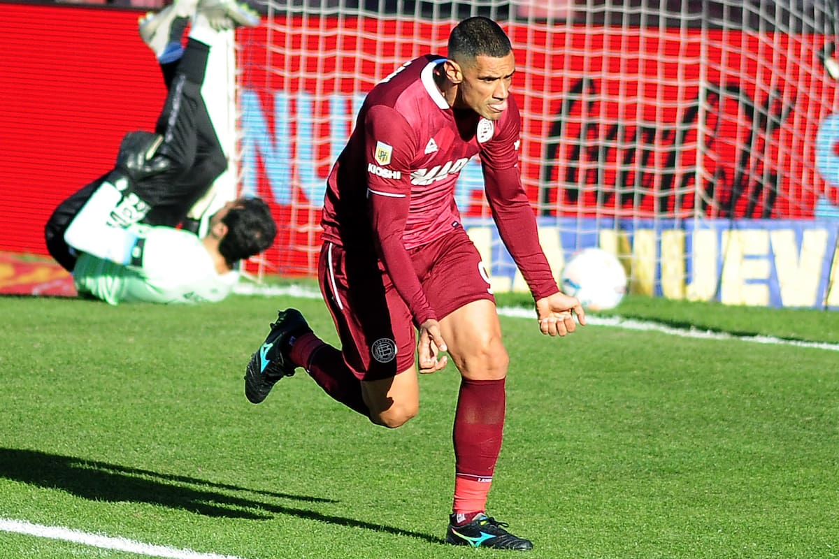 Pepe Sand festeja su primer gol, de penal, ante Atlético Tucumán