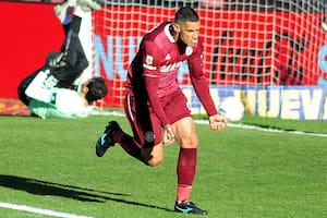 Pepe Sand festeja su primer gol, de penal, ante Atlético Tucumán
