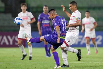 Pepe Sand tuvo pocas oportunidades en el ataque; Lanús es mejor que Metropolitanos, pero no lo pasó al tanteador en su debut por la Copa Sudamericana, en Venezuela.