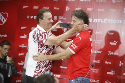 'Pepe' Santoro acompañó a Santiago Maratea en la presentación de la colecta para ayudar a Independiente