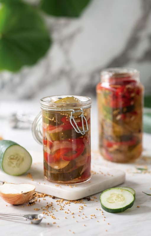 Pepinos y morrones en vinagre, una receta fácil y rica que, bien preparada, tiene un prolongado tiempo de conserva.