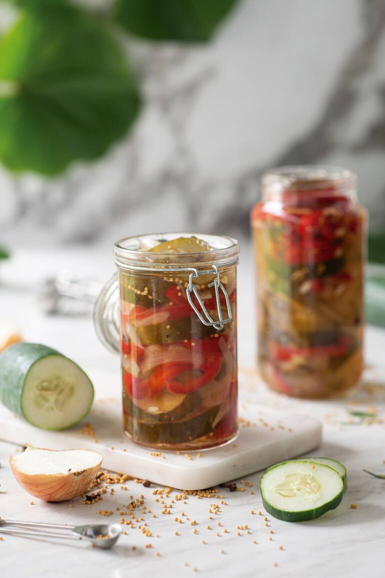 Pepinos y morrones en vinagre, una receta fácil y rica que, bien preparada, tiene un prolongado tiempo de conserva.