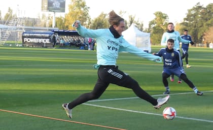 Pepo de la Vega, delantero de Lanús, en la práctica de este jueves en Ezeiza con el seleccionado Sub 23