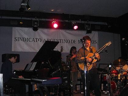 Pepo Lapouble, en el piano, junto al guitarrista Marcelo Mayor y el bajista Alejandro Herrera.