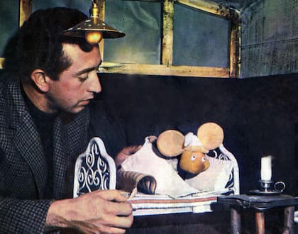 Peppino Mazzullo junto al emblemático muñeco