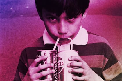 Pepsi-Cola y Coca-Cola siempre se disputaron los mercados; en este aviso de 1978, un niño prueba las dos para saber con cuál se queda