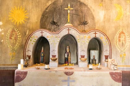 Pequeño altar en Posada Las Cañas de Fiambalá.