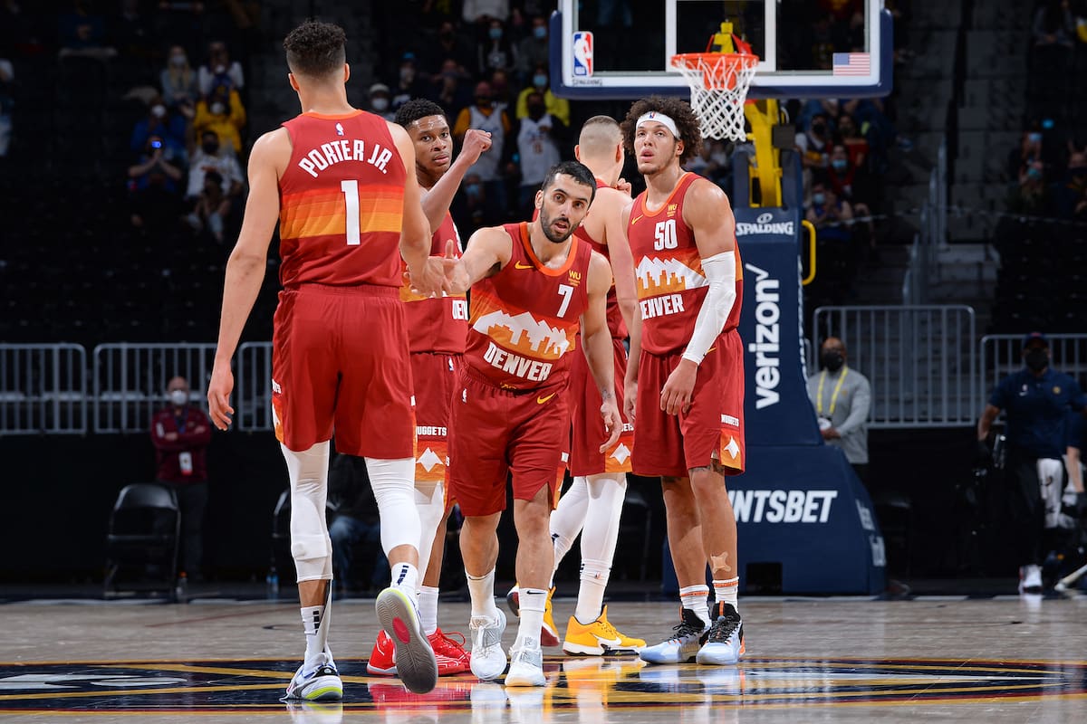Pequeño entre gigantes: Facundo Campazzo se agranda en la consideración de sus compañeros en Denver Nuggets; crecen su juego, su participación y su popularidad.