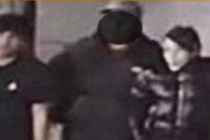 Pequeño J y Lara caminando por el barrio de Flores