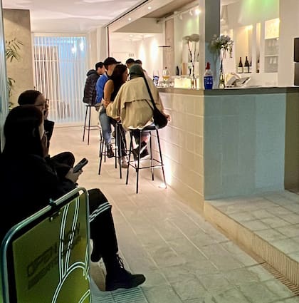 Pequeño restaurante en el hall de un edificio